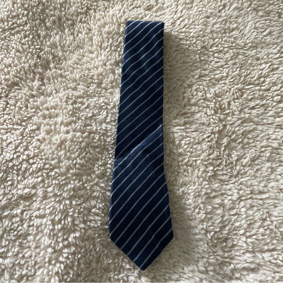 Oscar de la Renta Tie 100% Silk Striped Navy Blue Silver WPL 4075 Designer Luxe - Picture 1 of 2